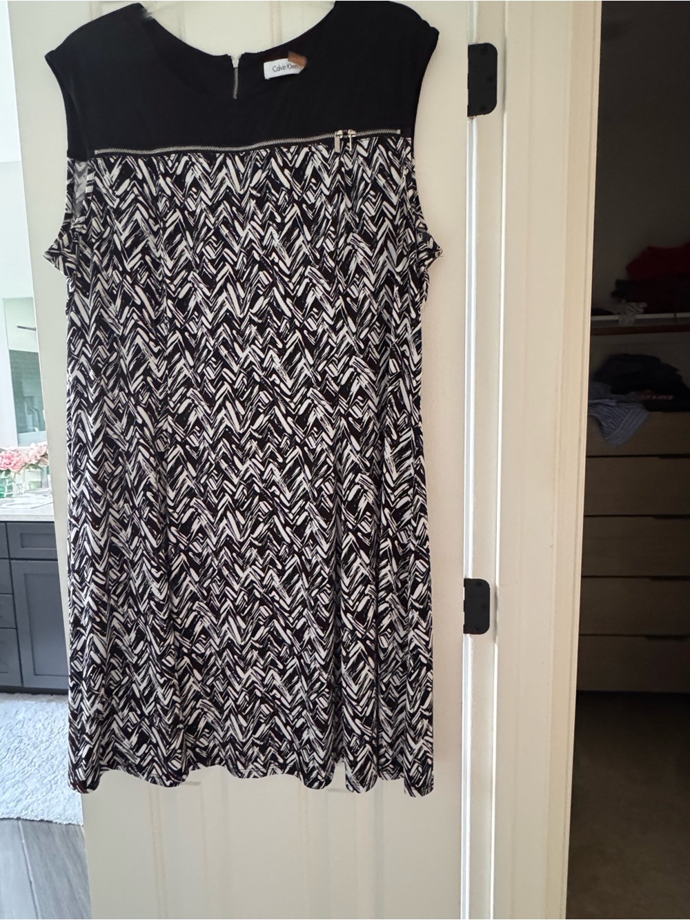 Never worn 2x Calvin Klein Black/White soft flowy Midi Dress with zipper detail